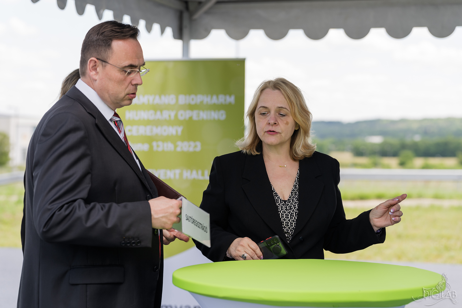 Rendezvényszervező egyeztet az ügyféllel egy vállalati rendezvényről